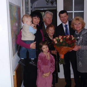 Irena Kwiatkowska z rodziną ministra Marka Michalaka Marek Michalak, który zawsze pamiętał, by uczcić Solenizatkę ( 2009r).Na zdjęciu także bratanica p. Ireny z małżonkiem