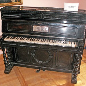 Pianino marki Erard na którym grał Fryderyk Chopin, znajdujące się w Dworku Krasińskich w Złotym Potoku, autor: Bechstein