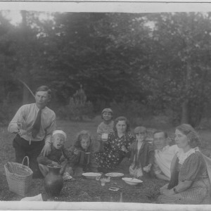 Majówka. Zygmunt Antoszkiewicz (1 z lewej), Olga Antoszkiewicz (5 z lewej) i ich dzieci: Zdzisław (2 z lewej) i Helena (4 z lewej). Krynki 1936 r.