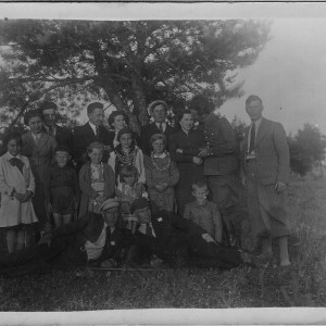 Majówka 1937 r. Krynki. Zygmunt Antoszkiewicz 1 z prawej, jego żona Olga 3 z prawej. Ich dzieci: Helena (stoi obok mamy) i Zdzisław (dziecko 2 z lewej).