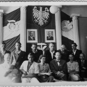 Pracownicy Wojewódzkiego Wydziału Zdrowia w Słupsku (początek lat 50 XX wieku). 1 z lewej stoi Zygmunt Antoszkiewicz