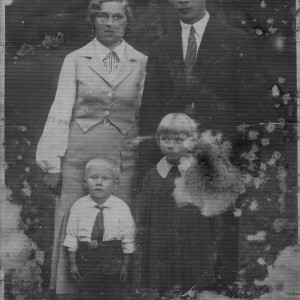 Rodzina Antoszkiewiczów: Olga i Zygmunt, oraz dzieci: Helena i Zdzisław. Krynki, 1936 r