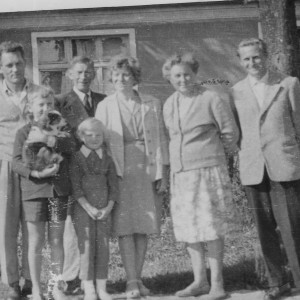 Gałęzinowo, lato 1960 rok. Przed swoim domem pozują, od lewej: Stefan Waśko, Zygmunt Antoszkiewicz, Helena Waśko, Olga Antoszkiewicz i Zdzisław Antoszkiewicz, oraz dzieci: Zbyszek Waśko (z Ciapusiem) i Wiesia Waśko. 