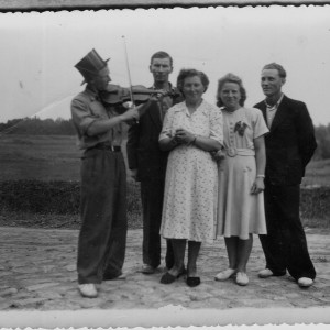 Lato 1950 r. w Gałęzinowie; stoją od lewej: Zdzisław Antoszkiewicz, Zygmunt Antoszkiewicz, Olga Antoszkiewicz, Helena Waśko (wówczas jeszcze Antoszkiewicz) i Stefan Waśko