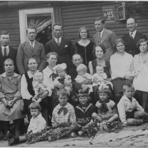 Rodzina Charczenko przed domem w Grodnie, lato 1930 r. Zygmunt Antoszkiewicz 2 z lewej, Olga Antoszkiewicz trzyma na ręku syna Zdzisława, siedzi 2 z prawej. Ich córka, Helena (z kokardą) u  babci, Aleksandry Charczenko na kolanach (siedzi 4 z lewej).