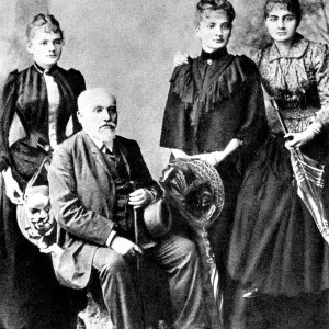 Władysław Skłodowski oraz, od lewej, Maria, Bronisława, Helena, 1890 rok