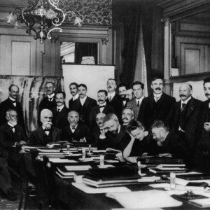 Maria Skłodowska-Curie wśród innych wielkich uczonych początku XX wieku podczas I konferencji Solvayowskiej w Brukseli w 1911, fot. Benjamin Couprie